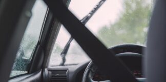 Pokud stěrače hůře slouží, vyměňte je včas, ať vám nezničí sklo